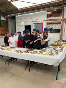 Serveurs préparant un buffet de pâtisseries et plats faits maison lors d’un événement à La Pepiterre.