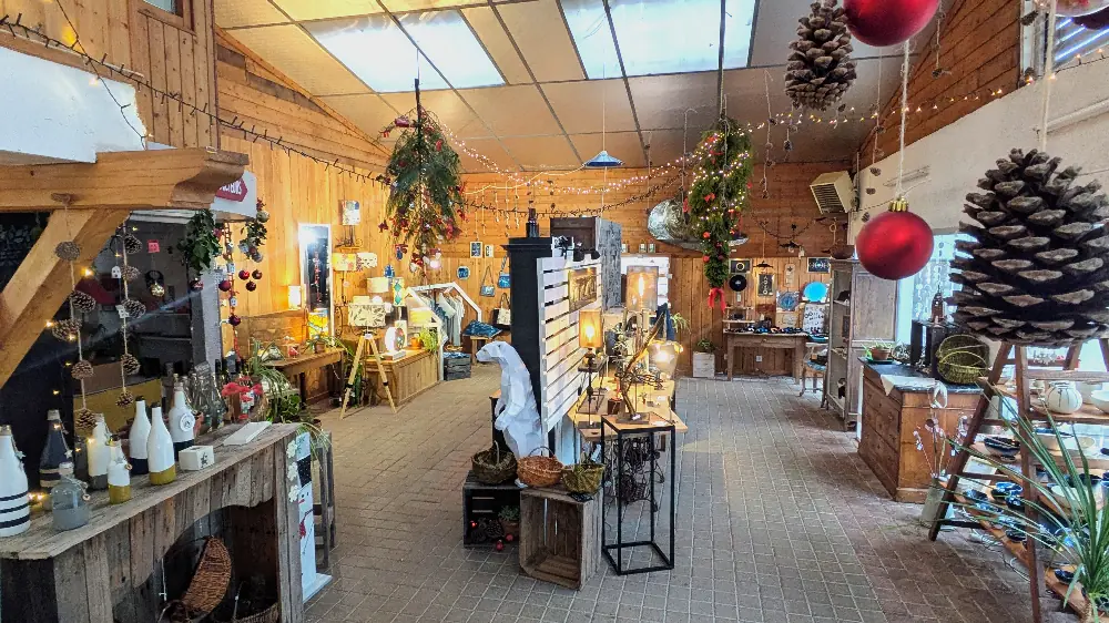 Décoration de Noël et artisanat en bois, porte de l'hiver, ambiance festive, cadeaux artisanaux, ambiance chaleureuse, produits locaux, décoration intérieure en bois, esprit de Noël, vente de souvenirs, ambience festive, artisanat festif, décoration de saison, cadeaux de Noël, ambiance chaleureuse.