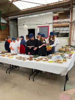 Serveurs préparant un buffet de pâtisseries et plats faits maison lors d’un événement à La Pepiterre.