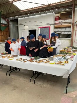 Serveurs préparant un buffet de pâtisseries et plats faits maison lors d’un événement à La Pepiterre.