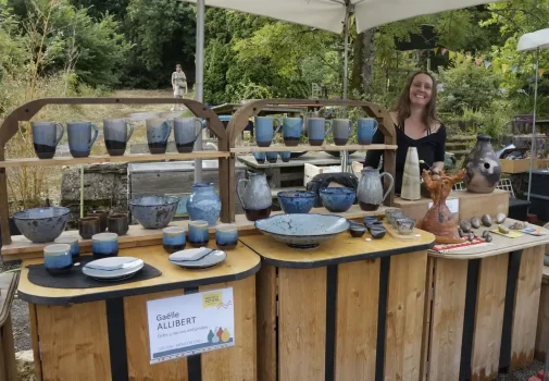 Poterie faite à la main, céramique artisanale, objets en terre cuite dans un cadre naturel.