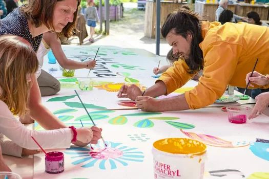 Peinture collective d’enfants et d’adultes lors d’ateliers artistiques à La Pepiterre, commune de La Roche-sur-Yon, mettant en avant l’art, la convivialité et l’engagement communautaire.