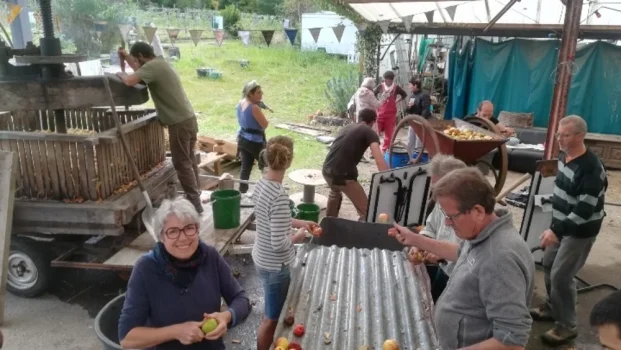 Vivez une journée conviviale avec des activités agricoles, cuisine collective et moments de partage en famille. Découverte des techniques traditionnelles et création artisanale en environnement naturel.