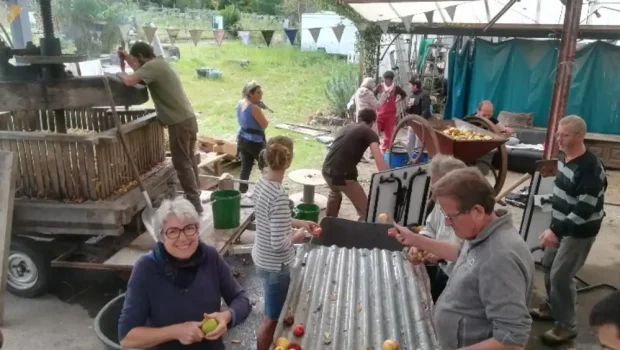 Vivez une journée conviviale avec des activités agricoles, cuisine collective et moments de partage en famille. Découverte des techniques traditionnelles et création artisanale en environnement naturel.